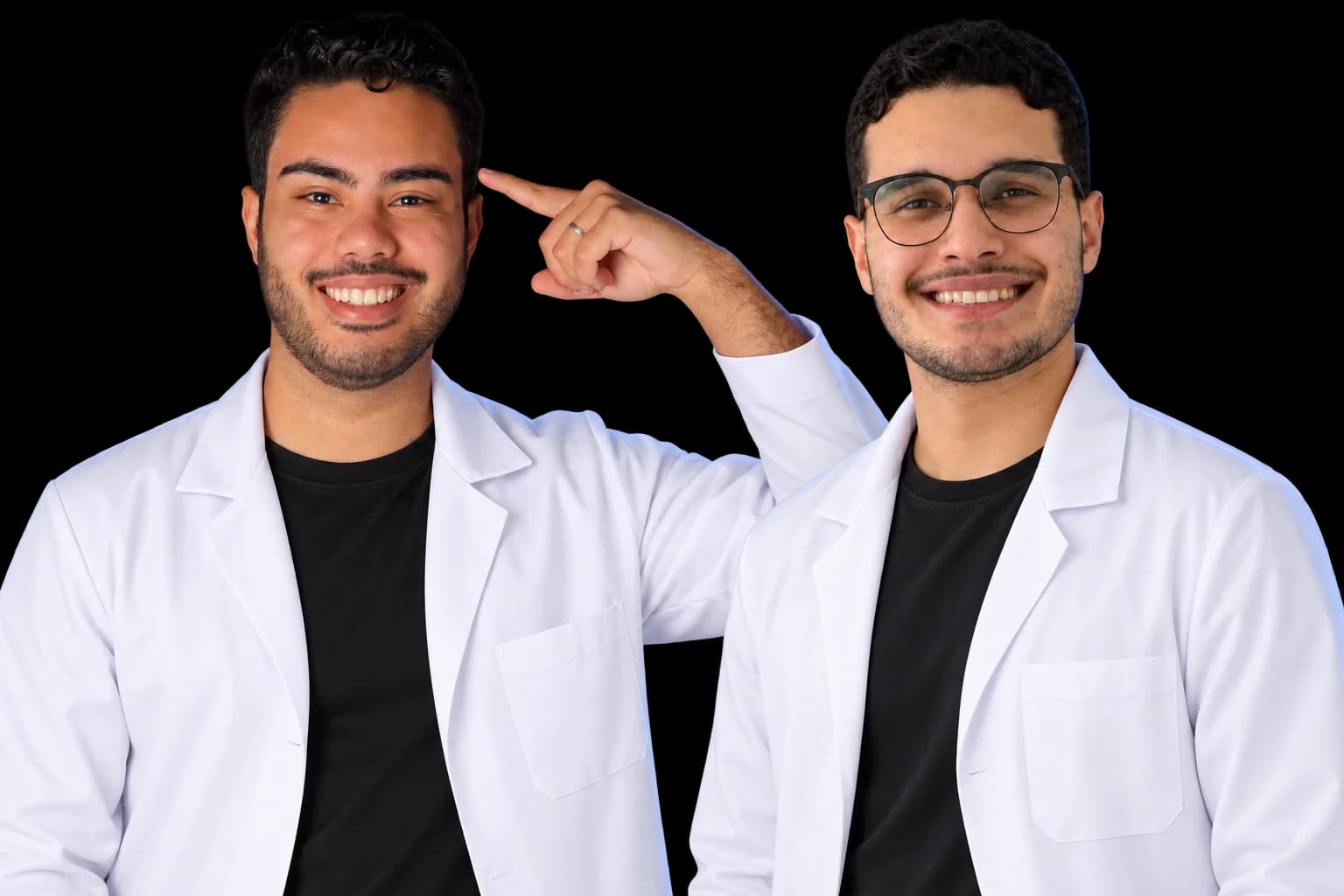 Professores Renato Palmeira e José Guilherme de jaleco branco
